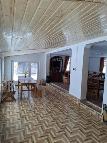 Cabana Bradu Moșului (Cabana Bradu Mosului) in Rusca