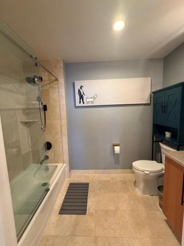 ห้องน้ำ, Trio Apartment in ฟอร์ทลี (NJ)