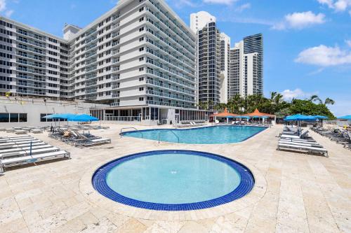 Beachfront Studio with Resort Access STR-02630 – khách sạn tại Golden Beach