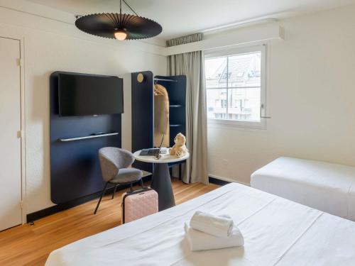 Standard Room with One Double Bed and One Single Bed