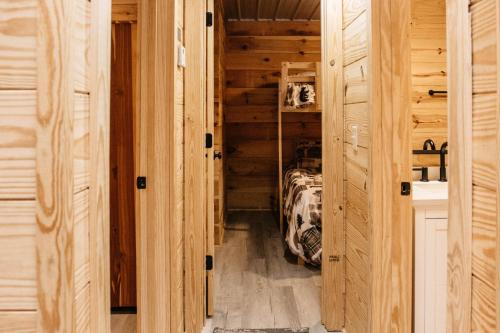 Whispering Deer Cabin in ทราเวลเลอร์ เรส (SC)
