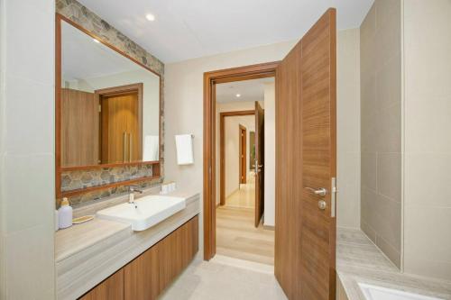 Imperial Avenue 2BR Burj Khalifa View Infinity Pool Downtown - main image