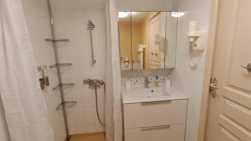 Appartement T2 neuf plein centre village in Abrī