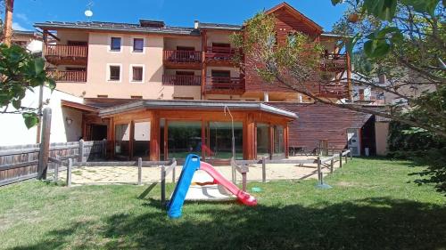 Appartement T2 neuf plein centre village in Abrī