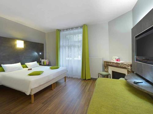 1 double bed, 2 twin beds