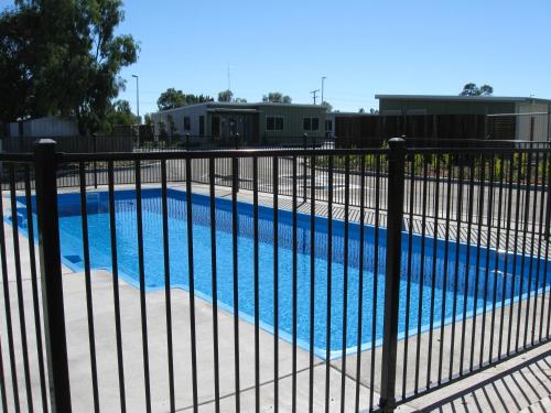 Swimmingpool, Dooleys Tavern and Motel Capella in Capella