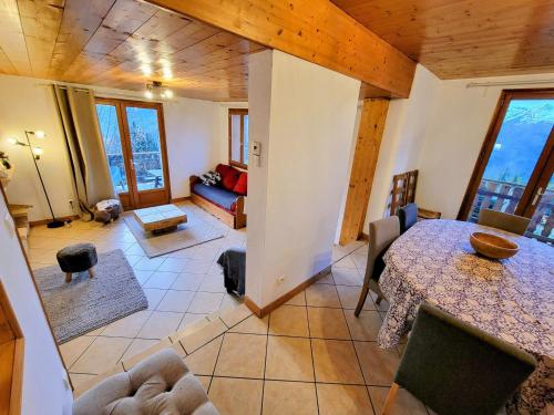 Chalet renove au calme avec terrasse, parking, wifi, animaux admis - FR-1-346-597 in Montvenix