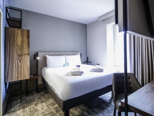 1 queen bed, 2 twin beds