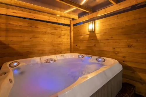 Private Hot Tub - Garden - Free Parking -2bdrm - 5ppl - Zen & Bubbles photo 2