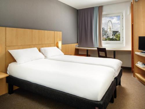 1 double bed, 1 twin bed