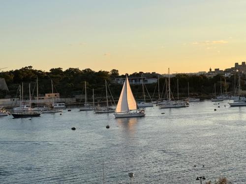 Galileo - Modern Seafront Apartment-Sliema Ferries 2