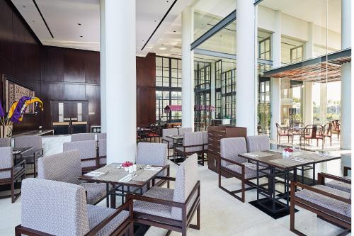 Restaurant, Premier Place Surabaya Airport in Surabaya