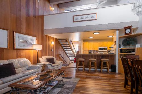 Creekside Chalet Stay for 6