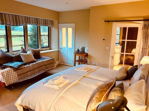 Hill House - 2 Bed Guest Suite by Maison Pro in Jūleja