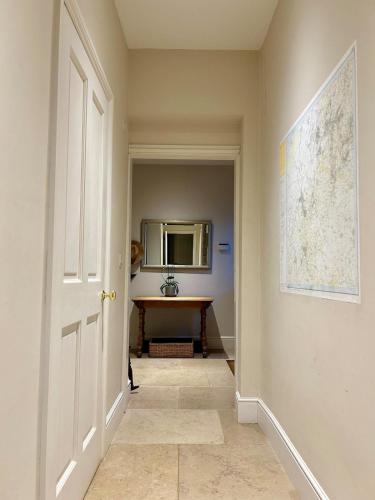 Hill House - 2 Bed Guest Suite by Maison Pro in Jūleja