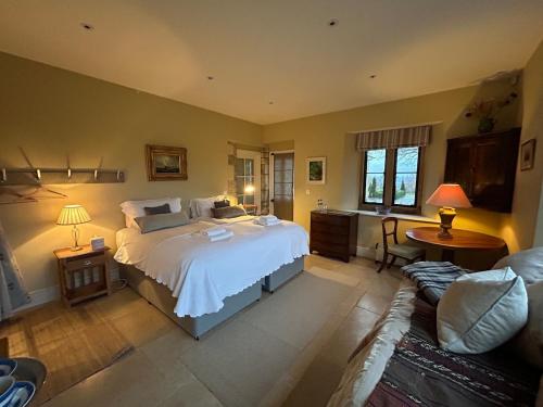 Hill House - 2 Bed Guest Suite by Maison Pro in Jūleja