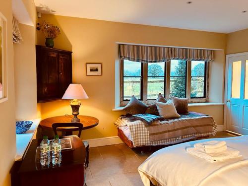 Hill House - 2 Bed Guest Suite by Maison Pro in Jūleja