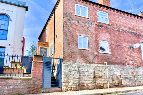 Central, dog friendly, private courtyard in Edwinstowe