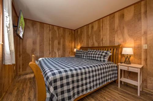 Beorns Cottage 5BR Smoky Mountain Getaway with Views Hot Tub & Game Room - image 2