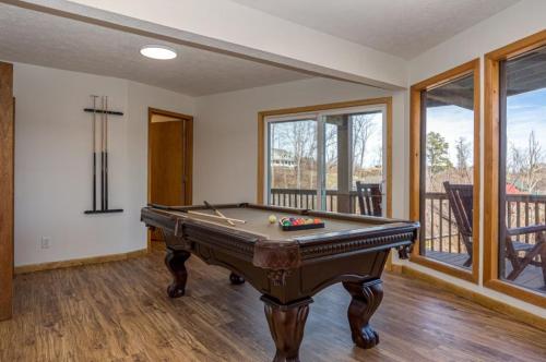 Beorns Cottage 5BR Smoky Mountain Getaway with Views Hot Tub & Game Room - image 7
