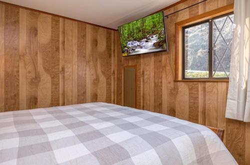 Beorns Cottage 5BR Smoky Mountain Getaway with Views Hot Tub & Game Room - image 9
