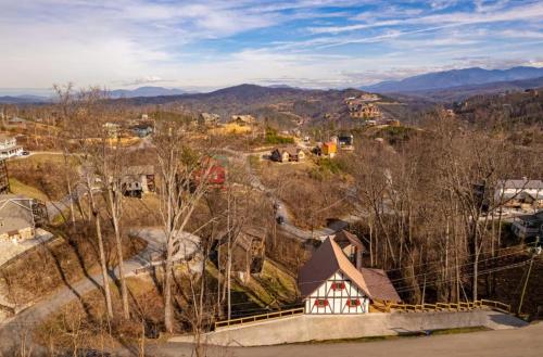 Beorns Cottage 5BR Smoky Mountain Getaway with Views Hot Tub & Game Room - image 3