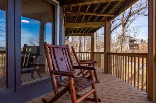 Beorns Cottage 5BR Smoky Mountain Getaway with Views Hot Tub & Game Room - image 4