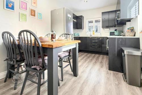 Central, dog friendly, private courtyard in Edwinstowe