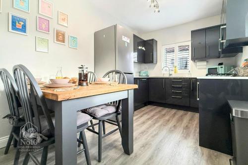 Central, dog friendly, private courtyard in Edwinstowe