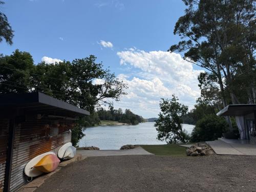 Chapel Cove Retreat - Private Tiny House with Boat Ramp in Hawkesbury Völgy