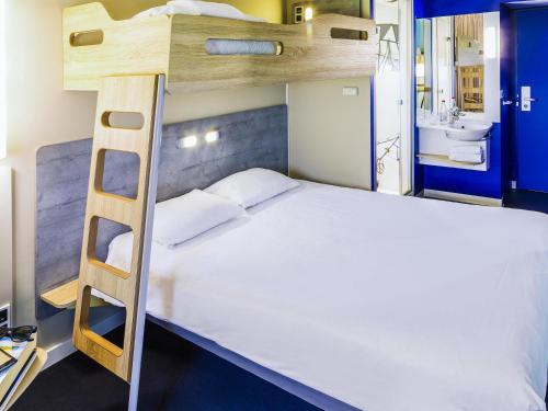 1 double bed, 1 bunk bed