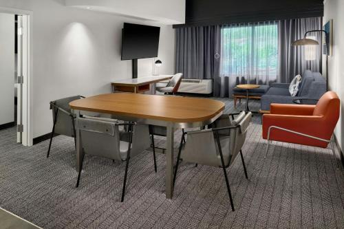 Courtyard by Marriott Kansas City Shawnee - image 12