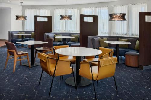 Courtyard by Marriott Kansas City Shawnee - image 7