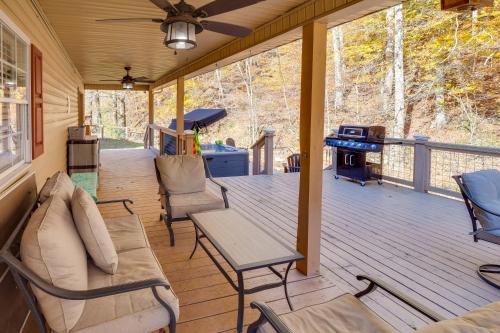 Lyles Peaceful Creekside Home: Hot Tub & Fire Pit - Lyles, TN