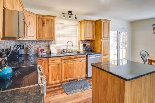 Lyles Peaceful Creekside Home Hot Tub and Fire Pit in Centerville (TN)