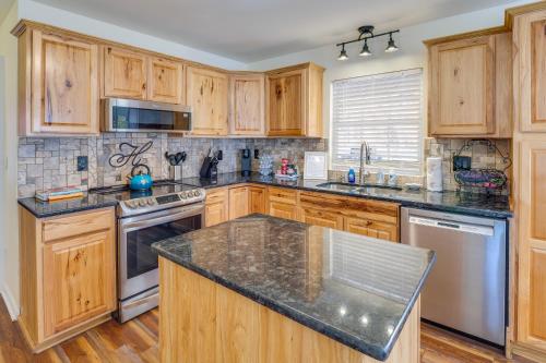 Lyles Peaceful Creekside Home Hot Tub and Fire Pit in Centerville (TN)