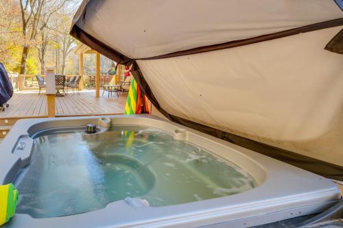 Lyles Peaceful Creekside Home Hot Tub and Fire Pit in Centerville (TN)