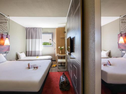 Standard Room with One Double Bed and One Single Bed