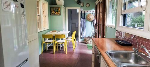 Redruth - 2 bedroom cottage situated in wandiligong in Wandiligong