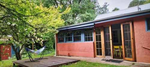 Redruth - 2 bedroom cottage situated in wandiligong in Wandiligong