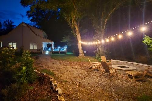 Lyles Peaceful Creekside Home Hot Tub and Fire Pit in Centerville (TN)