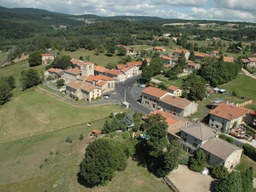 Charmant gite en pierres avec terrasse et barbecue, ideal pour 4 pers., animaux admis - FR-1-496-59 in Charbonnieres-les-Bains