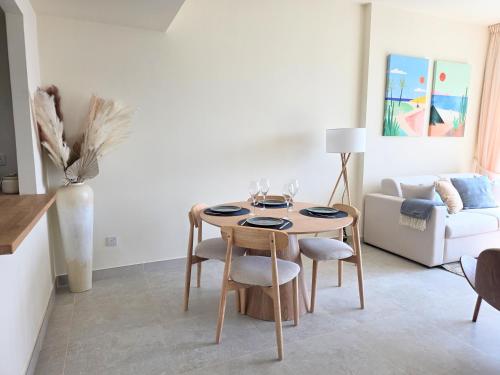 Chic waterfront 1 bedroom apartment walk to beach promenade metro - image 3