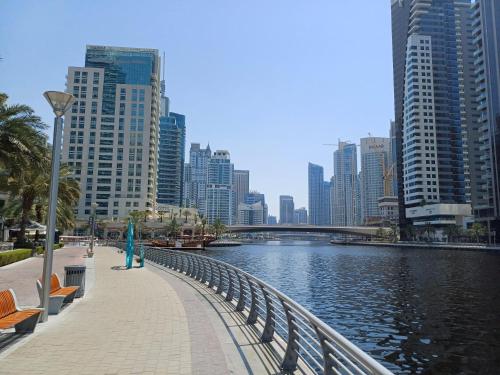 Chic waterfront 1 bedroom apartment walk to beach promenade metro - image 12