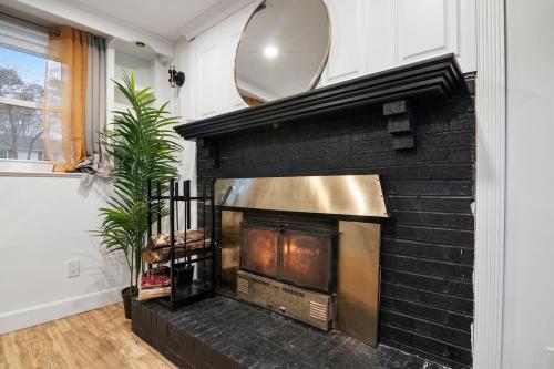 Cozy 2BR Winter Suite with Fire Pit Near DC in Waldorf (MD)