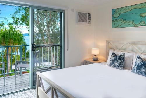 Exterior view of Sunset Waters 12 on Hamilton Island by HamoRent