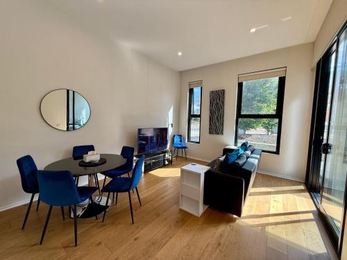 Luxe 2BR Executive Apartment Kingston Pool Parking WiFi BBQ Wine in كنجستون