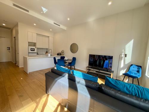 Luxe 2BR Executive Apartment Kingston Pool Parking WiFi BBQ Wine in كنجستون