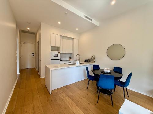 Luxe 2BR Executive Apartment Kingston Pool Parking WiFi BBQ Wine in كنجستون