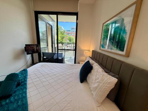 Luxe 2BR Executive Apartment Kingston Pool Parking WiFi BBQ Wine in كنجستون